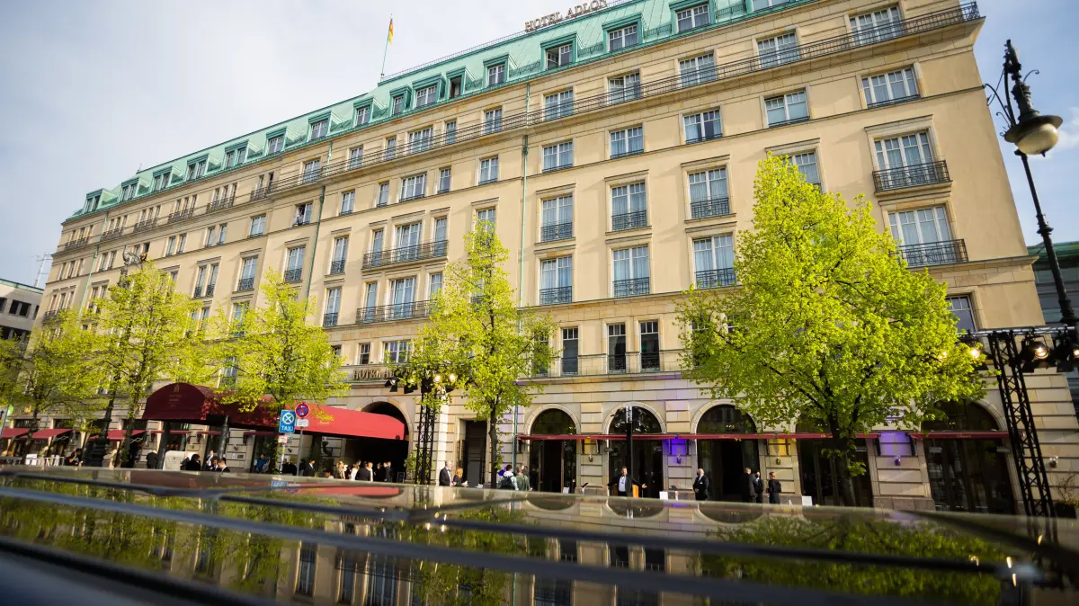 Das Hotel Adlon Kempinski am Brandenburger Tor in Berlin gilt als eines der luxuriösesten und bekanntesten Hotels in Deutschland.