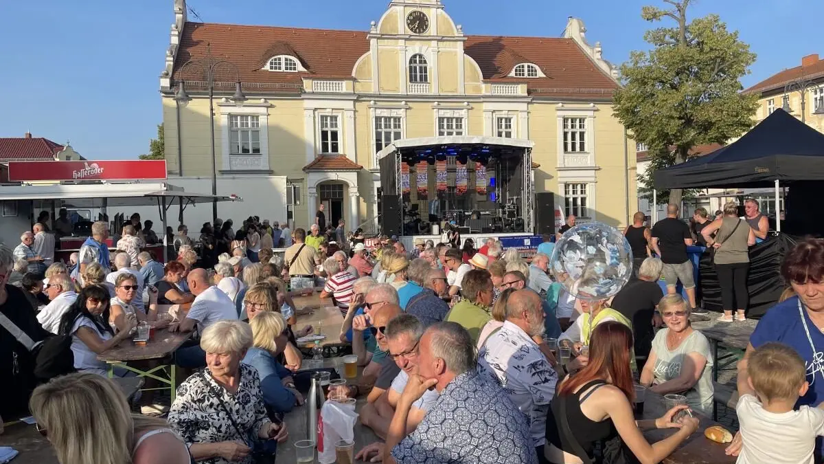 Tolle Stimmung, gute Unterhaltung, nette Leute: Das ist das Altstadtfest in Fürstenberg. Am 7. und 8. August wird im Eisenhüttenstädter Ortsteil wieder gefeiert.