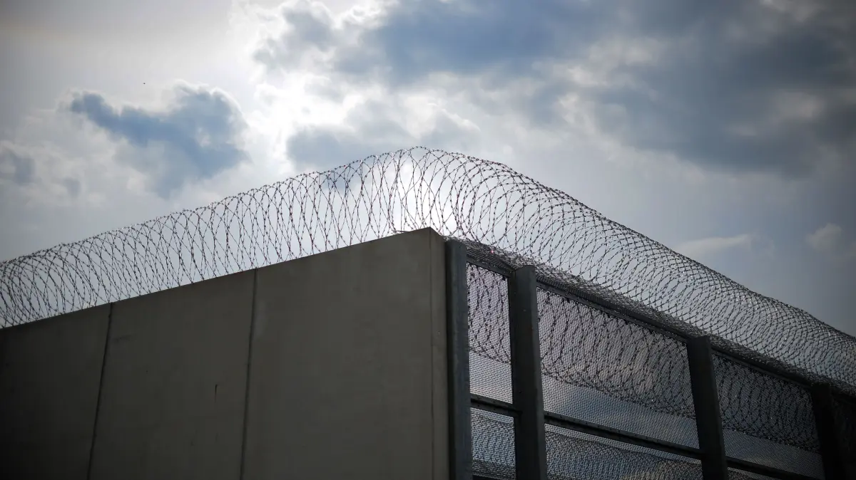 Der Doppel-Metallzaun einer Justizvollzugsanstalt in Brandenburg. Für einen Menschen schwer zu überwinden, eine Drohne kann jedoch leicht darüber hinwegfliegen.
