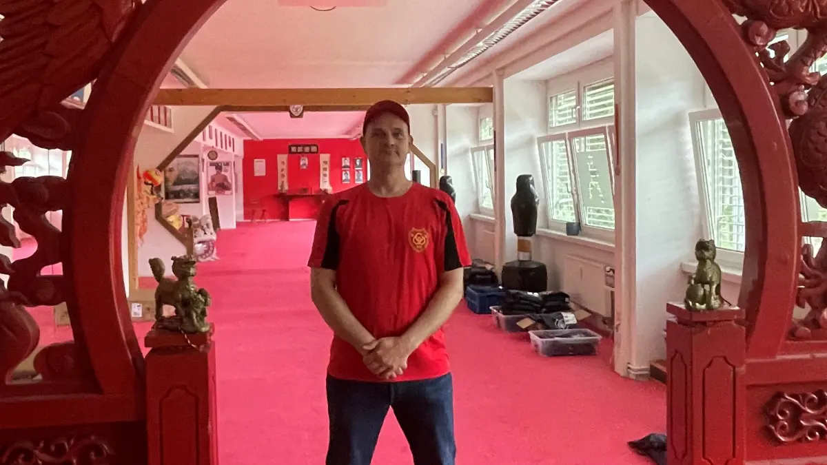 Dirk Ritt, Cheftrainer der German Chin Woo Athletic Association e.V., aus Bernau in und vor seinem Trainingsstudio in Bernau-Ladeburg