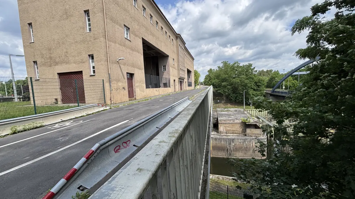 Im kommenden Jahr soll mit dem Neubau der gesperrten Schleusenbrücke in Eisenhüttenstadt im Verlauf der L372 begonnen werden. Bis der Neubau freigegeben wird, wird noch viel Zeit vergehen.