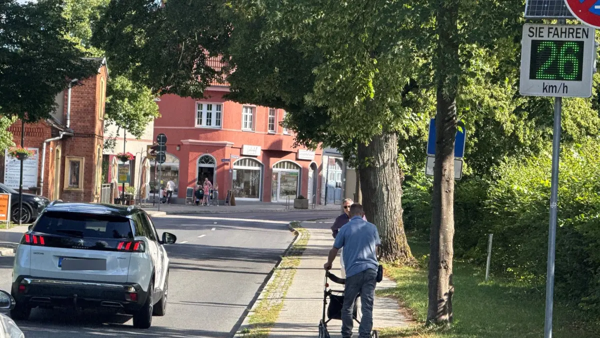 Geschwindigkeitsmessgerät mit Smiley an der B96 in Fürstenberg