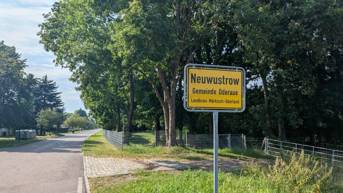 In Neuwustrow, einem Ortsteil der Gemeinde Oderaue, wird der Straßenbelag erneuert. Das hat Folgen – für Anwohner und Pendler.