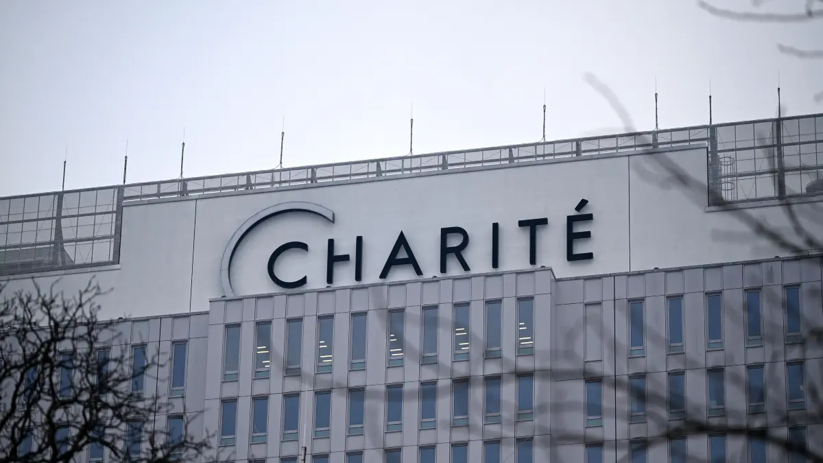 Das Gebäude der Charité in Berlin-Mitte. Der Schriftzug ist am Hauptgebäude. (zu dpa: «CSD-Angriff: Keine Lebensgefahr bei acht Charité-Patienten») +++ dpa-Bildfunk +++