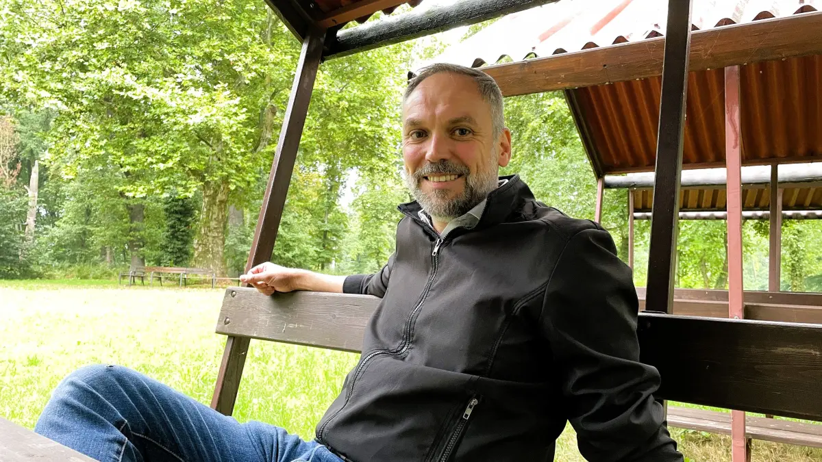 Im Park der Domäne Wollup: Martin Wiese schätzt diesen Ort sehr, dessen Sanierungsprozess er begleitet hat. "Es war anspruchsvoll und ich habe hier viel gelernt“, sagt er.