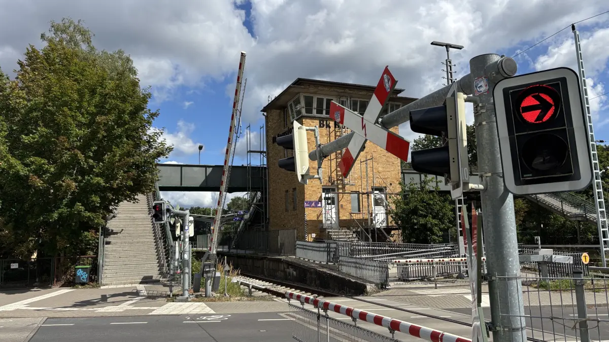 Monatelang nicht nutzbar: Wegen Bauarbeiten am S-Bahnhof Borgsdorf muss ein beliebter Zugang zum Bahnsteig lange Zeit gesperrt werden. Das ist der Zeitplan für die umfangreiche Maßnahme, die zu erheblichen Einschränkungen führt.