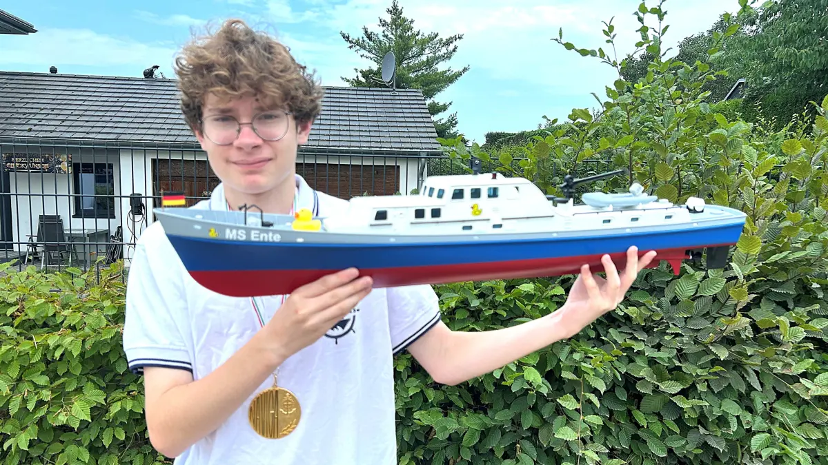 Weltmeister aus Eberswalde: August Franz Lindemann (14) hat sich in der Junioren-Klasse als bester Modellbausportler überhaupt erwiesen. Dabei geht er noch vielen anderen Hobbys nach.