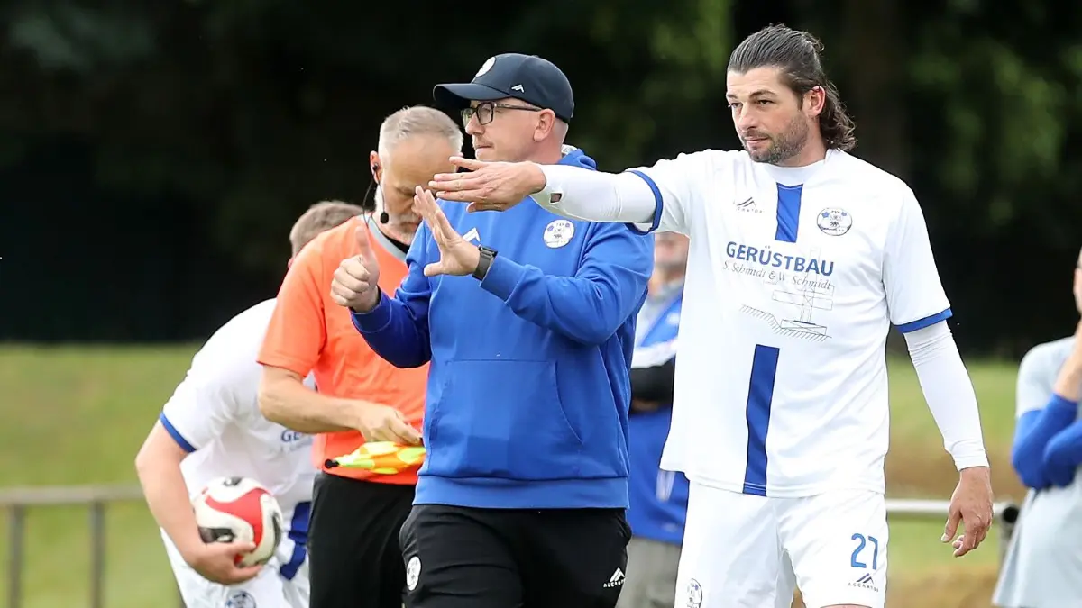Marcel Stutter (in Weiß) gehört nicht mehr zum Trainerteam und zum Spielerkader des FSV Bernau.