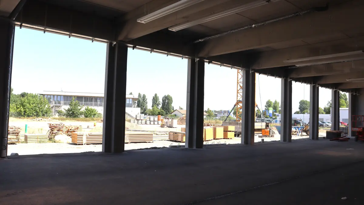 Das Feuerwehrtechnische Zentrum (FTZ) im Gewerbegebiet Strausberg macht gute Baufortschritte. Das zeigt sich sich auch an der Fahrzeughalle.