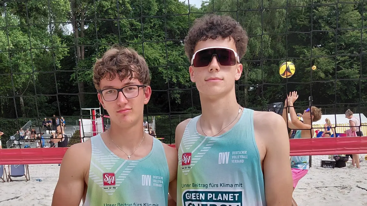 Kenny Berger und Lorenz Knoll (v.l.) vertraten gemeinsam mit Charlie Kohllöffel und Oskar Schweitzer Brandenburg bei den Deutschen U18-Beachvolleyball-Meisterschaften 2026 in Hamburg.