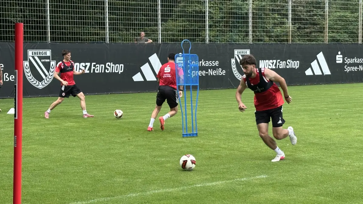 Schwarze Planen rund um den Trainingsplatz bei Energie Cottbus. Die Fans müssen klettern, um einen Blick auf den Zweitliga-Aufsteiger vor dem Start der Saison 2026/27 zu erhaschen.