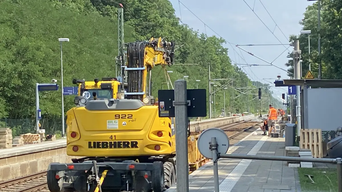 Nachschub für die Baustelle: Ein Schienenfahrzeug am Bahnhof Berkenbrück bringt neues Material für die Arbeiter. Der Bahnhof bei Fürstenwalde wird aktuell nicht bedient.