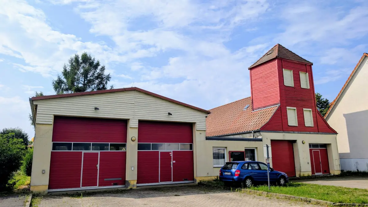 Die Zukunft des alten Feuerwehrgerätehauses in Hönow Dorf ist ungewiss. Zwei Vereine wollen darin gemeinschaftliches Leben etablieren.