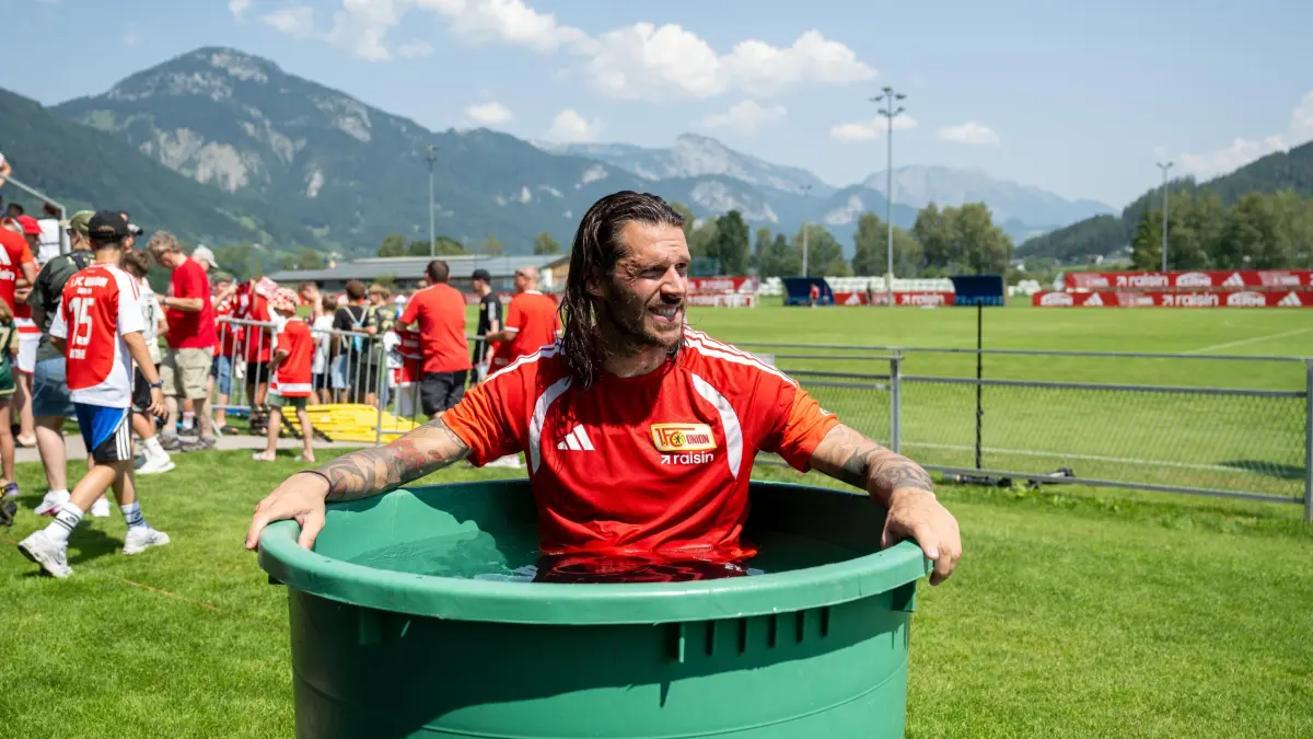 Trainingslager 1. FC Union in Irdning / Aigen im Ennstal 2026: Fußball, Herren, Saison 2026/2027, 1. Bundesliga, 1. FC Union Berlin, Trainingslager in Irdning / Aigen im Ennstal (AUT), Tag 3, Christopher Trimmel (1. FC Union) nach dem Training in der Eistonne, 05.08.2026, Foto: Matthias Koch