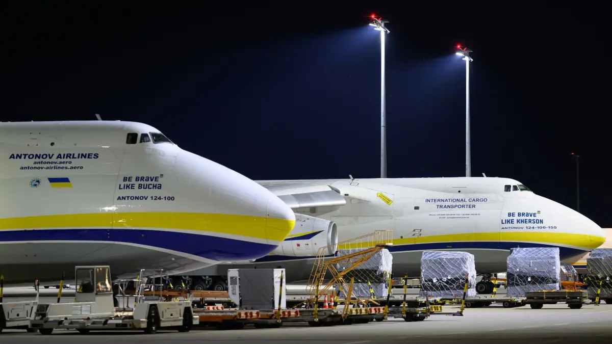 Drohnen-Vorfall am Flughafen Leipzig/Halle: 05.08.2026, Sachsen, Schkeuditz: Zwei ukrainische Frachtmaschinen vom Typ Antonow AN-124 stehen auf dem Flughafen Leipzig/Halle. Nach dem nächtlichen Drohnen-Vorfall am Flughafen Leipzig/Halle haben Spezialisten der Bundespolizei eine Drohne mit einer Sprengvorrichtung entschärft. Foto: Hendrik Schmidt/dpa +++ dpa-Bildfunk +++