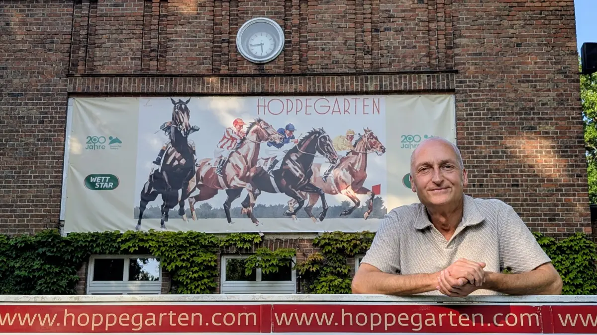 Gunther Barth freut sich auf den Großen Preis von Berlin auf der Rennbahn Hoppegarten. Dieses Rennen ist für ihn ein besonderes nach 4000 anderen kommentierten Pferderennen.