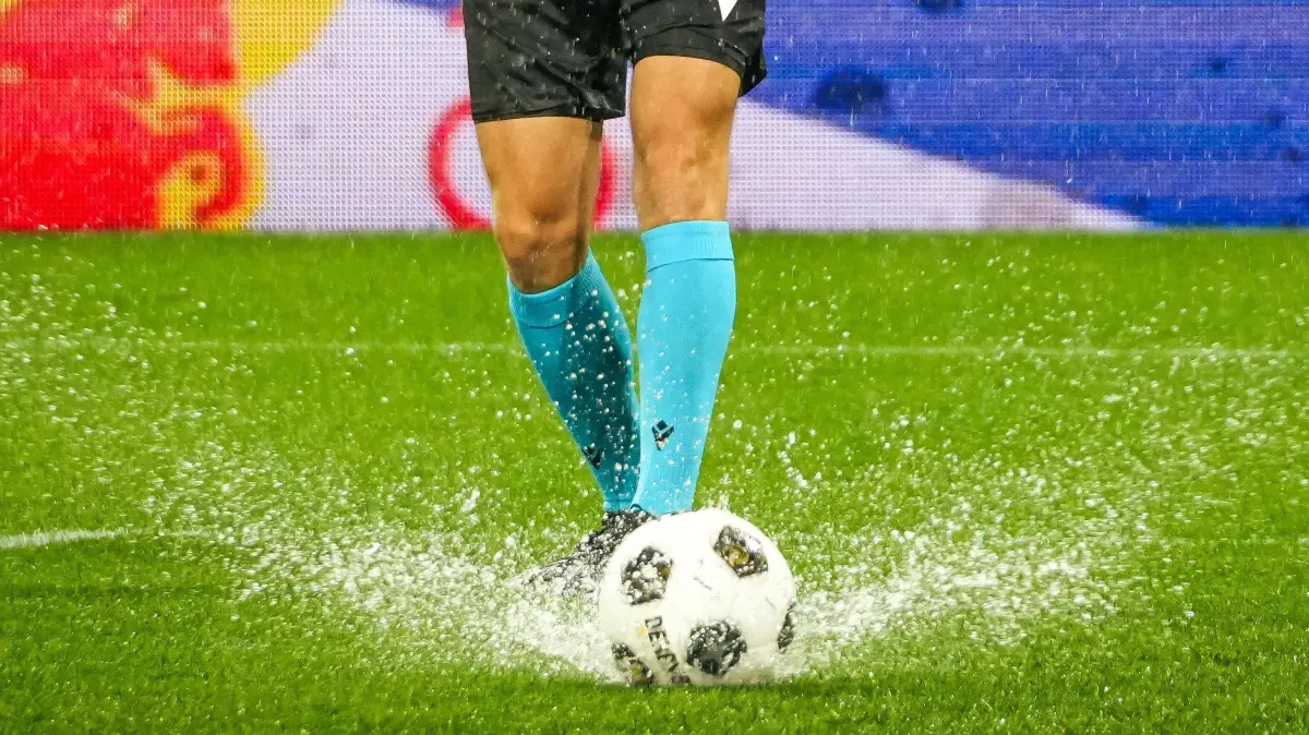 Fussball: Österreich: UEFA Europa League Qualifikation 2026/2027 - 3. Runde, 06.08.2026 - FC Red Bull Salzburg (RB, Öste: Fussball: Österreich: UEFA Europa League Qualifikation 2026/2027 - 3. Runde, 06.08.2026 - FC Red Bull Salzburg RB, Österreich vs. Pafos FC Zypern - Red Bull Arena Wals-Siezenheim, Österreich mögliche Spielabsage - Regen, Sturm, Gewitterwarnung - Damian Sylwestrzak mit dem letzten Platzcheck *** Soccer Austria UEFA Europa League Qualifying 20262027, Round 3, August 6, 2026, FC Red Bull Salzburg RB, Austria vs. Pafos FC, Cyprus, Red Bull Arena, Wals-Siezenheim, Austria possible game cancellation due to rain, storm, or thunderstorm warning Damian Sylwestrzak conducting the final venue check Copyright: xLukasxBierederx