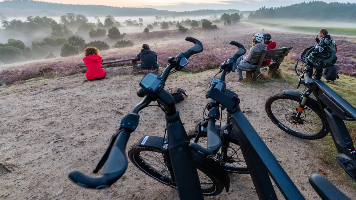 Dank elektrischer Unterstützung können E-Bike-Touren auch mal etwas länger werden. Wenn der Akku unterwegs plötzlich leer ist, rettet eine Ladesäule – wenn man denn eine findet. (Symbolbild)