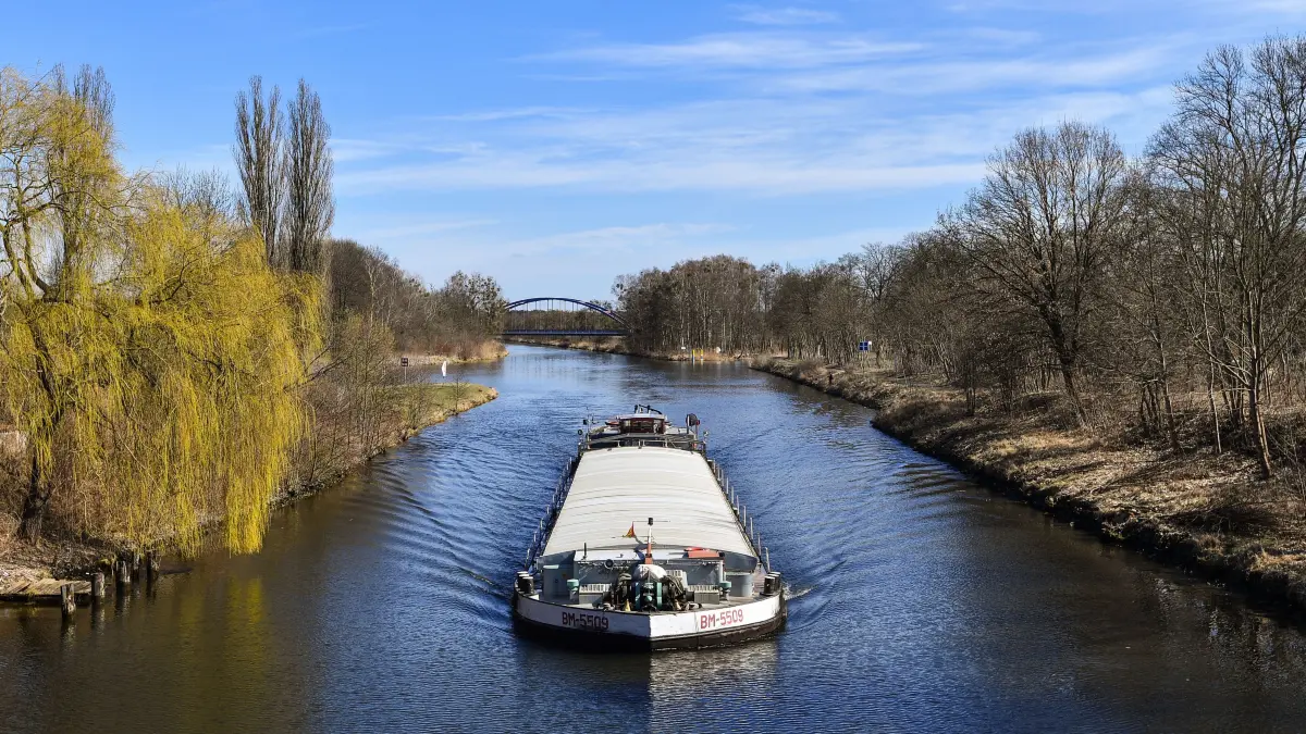 ARCHIV - 24.03.2017, Brandenburg, Marienwerder: Ein polnischer Schubverband fährt auf dem Finowkanal in Richtung Westen. Der Finowkanal ist mit einer Länge von 31,9 Kilometern die älteste noch schiffbare Wasserstraße Deutschlands. Er verbindet die Havel mit der Oder und war für einen langen Zeitraum eine der wichtigsten Verkehrsverbindungen in der Mark Brandenburg. (zu dpa "Bund will Finowkanal behalten - Verzicht auf Abgabe an Kommunen" vom 28.01.2019) Foto: Patrick Pleul/dpa-Zentralbild/dpa +++ dpa-Bildfunk +++