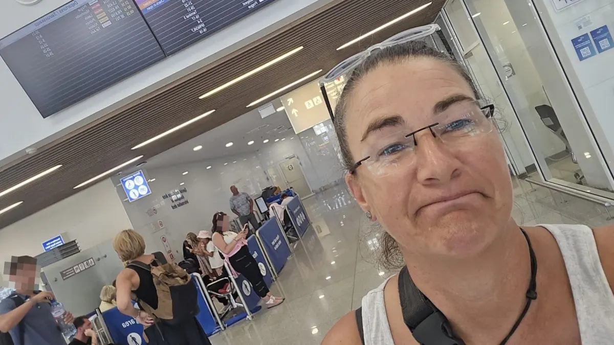 Kathrin Tutsche-Babati aus Finowfurt bei Eberswalde am Flughafen in Burgas.
