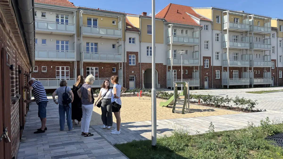 Auch die ehemaligen Kohleschuppen, die zu den einstigen Beamtenwohnungen in der Fellertstraße im Eisenhüttenstädter Ortsteil gehören, wurden saniert. Sie können gemeitet werden. 46 Wohnungen wurden von Grund auf saniert, nach modernstem Standard.