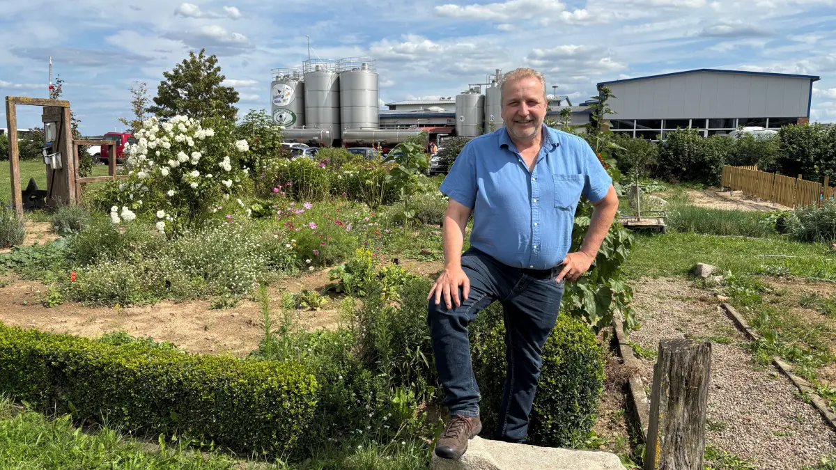 Gunnar Hemme ist Gründer und Chef der bekannten Hofmolkerei Hemme Milch in Schmargendorf bei Angermünde und steht mit seinem Namen für Transparenz, Qualität und Nachhaltigkeit. Doch nach über 25 Jahren ist es für ihn Zeit für Veränderung.
