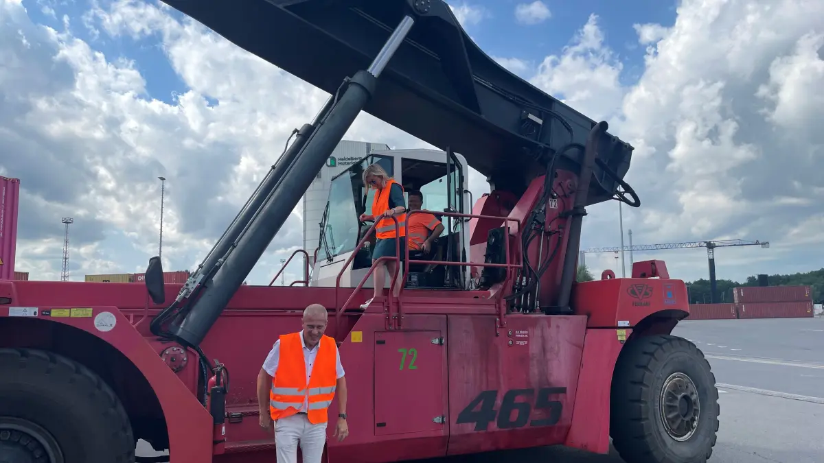 Martina Klement führt am Hafen in Königs Wusterhausen ein kurzes Gespräch mit dem Greifstaplerfahrer.