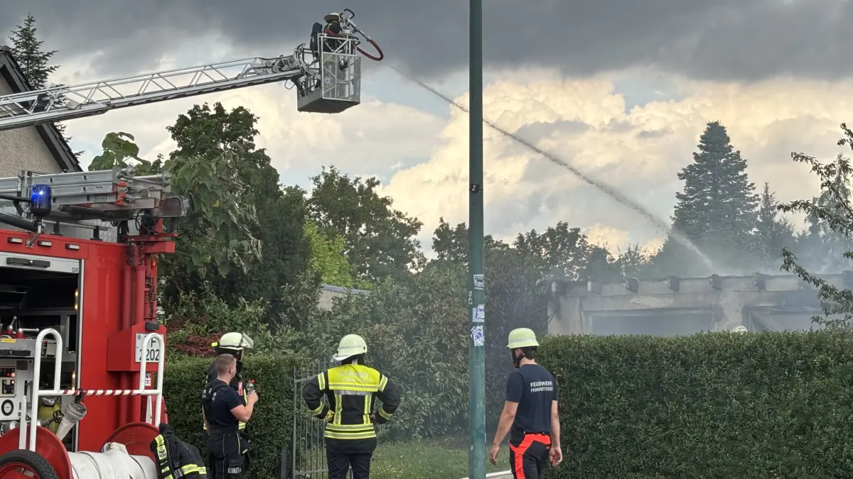 Auch eine Drehleiter kam beim Garagenbrand in der Hansastraße in Frankfurt (Oder) zum Einsatz. Die genaue Brandursache wird noch ermittelt.