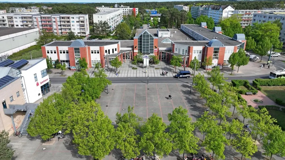 Blick auf den Potsdamer Platz in Eberswalde: Im Hintergrund ist das Einkaufszentrum Heidewald zu sehen, das nach Angaben des Eigentümers der Immobilie vor einem umfassenden Um- und Erweiterungsbau steht. Im Brandenburgischen Viertel überwiegt, was diese Pläne betrifft, weiter die Skepsis.