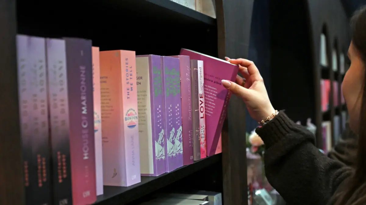 Eine Frau betrachtet Bücher beim LXY-Verlag auf der Leipziger Buchmesse. (Symbolbild)