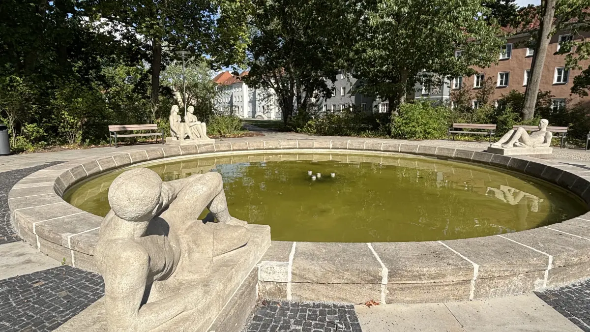 Nur eine grüne Brühe schwappt derzeit im Wasserbecken im Brunnen in der Heinrich-Heine-Allee in Eisenhüttenstadt. Die Anlage war Ziel von üblen Vandalismus.