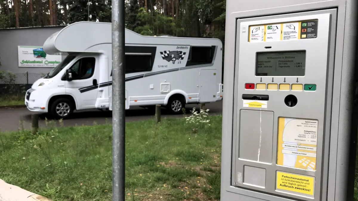 Müllrose. Parkplatz am Freibad. Der Parkscheinautomat wurde bereits mehrfach aufgebrochen und soll durch einen Automaten mit Kartenzahlung ersetzt werden. Der Austausch verzögert sich. 05.08.2026 Foto: Frank Groneberg