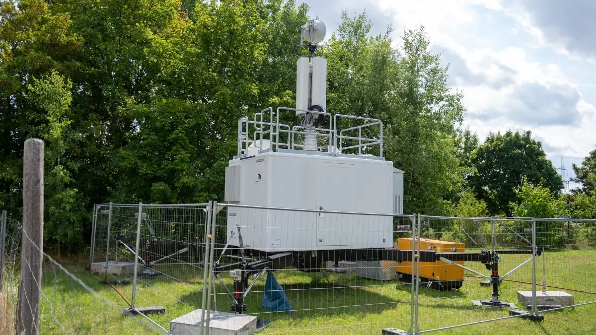Der mobile Funkturm von Vodafone ist bereits im Gewerbegebiet in Radebrück angekommen. So sieht die Zeitplanung von Vodafone zur Inbetriebnahme aus.