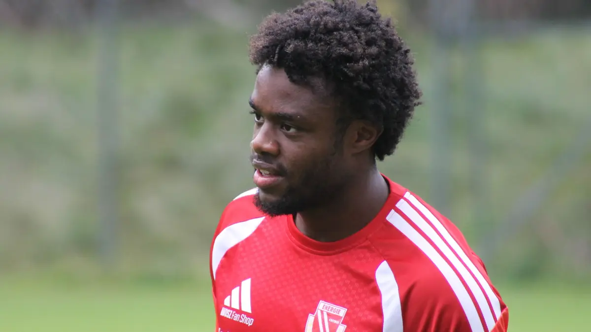 Anderson Lucoqui hat bei Energie Cottbus gerade einen schweren Stand vor dem Start der Saison 2026/27 in der 2. Bundesliga.