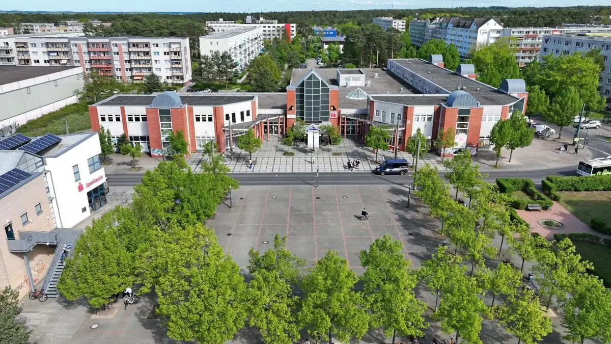 Blick auf den Potsdamer Platz in Eberswalde: Im Hintergrund ist das Einkaufszentrum Heidewald zu sehen, das nach Angaben des Eigentümers der Immobilie vor einem umfassenden Um- und Erweiterungsbau steht. Im Brandenburgischen Viertel überwiegt, was diese Pläne betrifft, weiter die Skepsis.