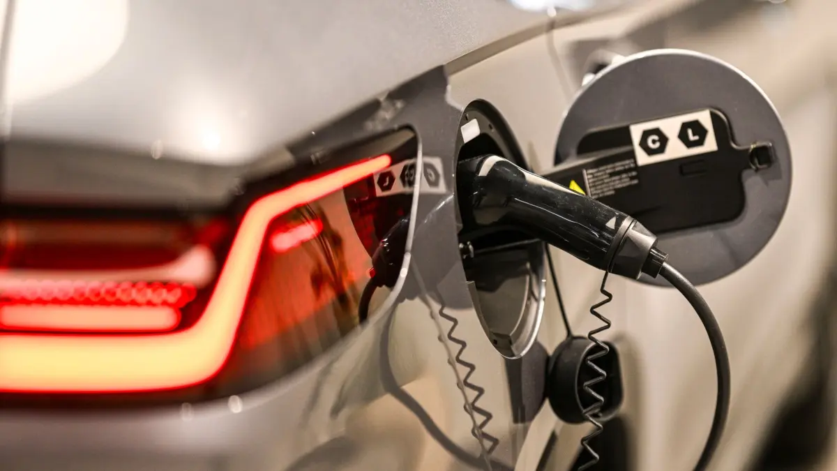 Elektroautos: ARCHIV - 06.12.2024, Berlin: Ein BYD-Auto wird im BYD-Store in der Budapester Straße in Berlin geladen. (zu dpa: «E-Auto-Boom dank Prämie - chinesische Hersteller profitieren») Foto: Jens Kalaene/dpa +++ dpa-Bildfunk +++