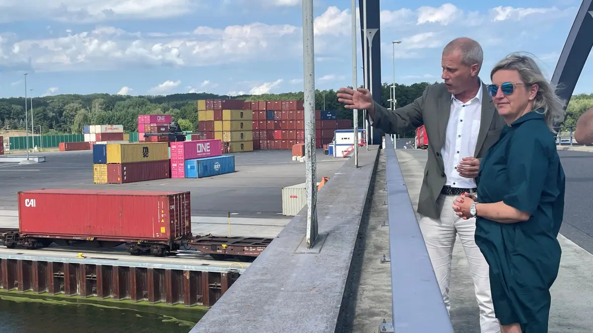 Hafen in Königs Wusterhausen: Geschäftsführer Michael Fiedler zeigt Wirtschaftsministerin Martina Klement das Gelände.