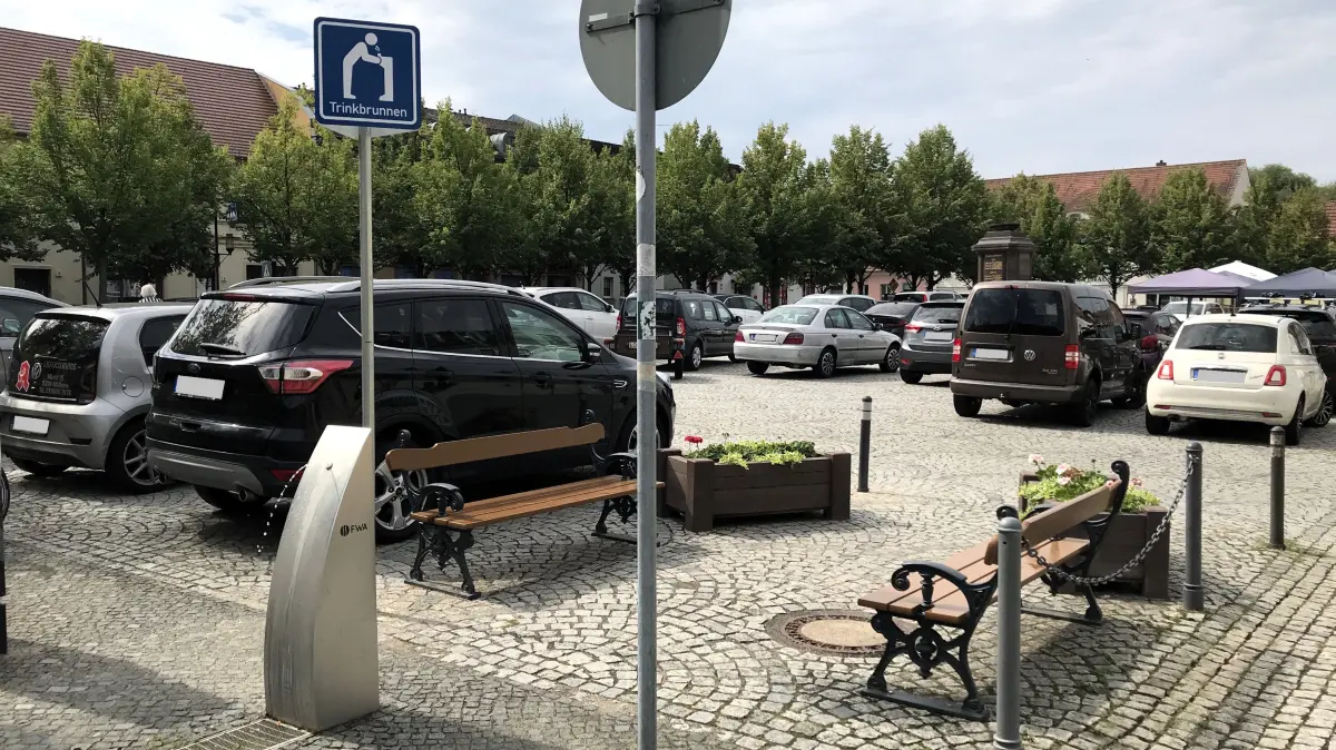 Müllrose. Trinkbrunnen auf dem Marktplatz. Müllroser Unternehmer haben auf eigene Kosten den Bereich rund um den Brunnen gestalten und ein Hinweisschild aufstellen lassen. 05.08.2026 Foto: Frank Groneberg