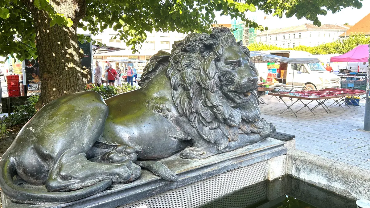 Wochenmarkt am Löwenbrunnen: Im Zentrum von Eberswalde sind die fliegenden Händler dienstags und freitags anzutreffen. Mittwochs stehen sie auf dem Potsdamer Platz im Brandenburgischen Viertel. Wird das auch in Zukunft so bleiben?