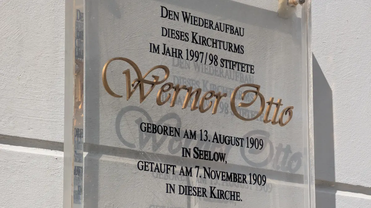 Erinnerungstafel an der Stadtpfarrkirche Seelow: 1909 ist Werner Otto dort getauft worden.