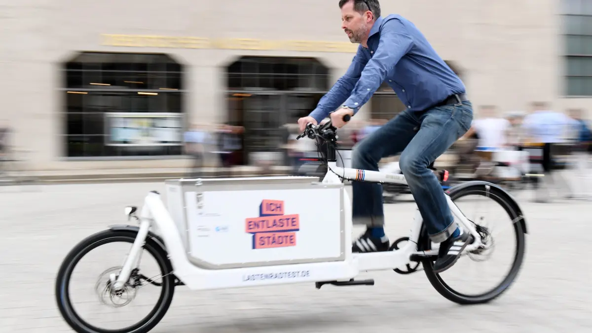 12.04.2018, Bayern, München: Ein Interessent testet bei der Vorstellung des Projekts «Ich entlaste Städte - Lastenrad sucht Testpilot» ein Lastenrad. Bei dem bundesweiten Projekt können Lastenräder für einen mehrmonatigen Praxistest ausgeliehen werden. Foto: Tobias Hase/dpa ++ +++ dpa-Bildfunk +++