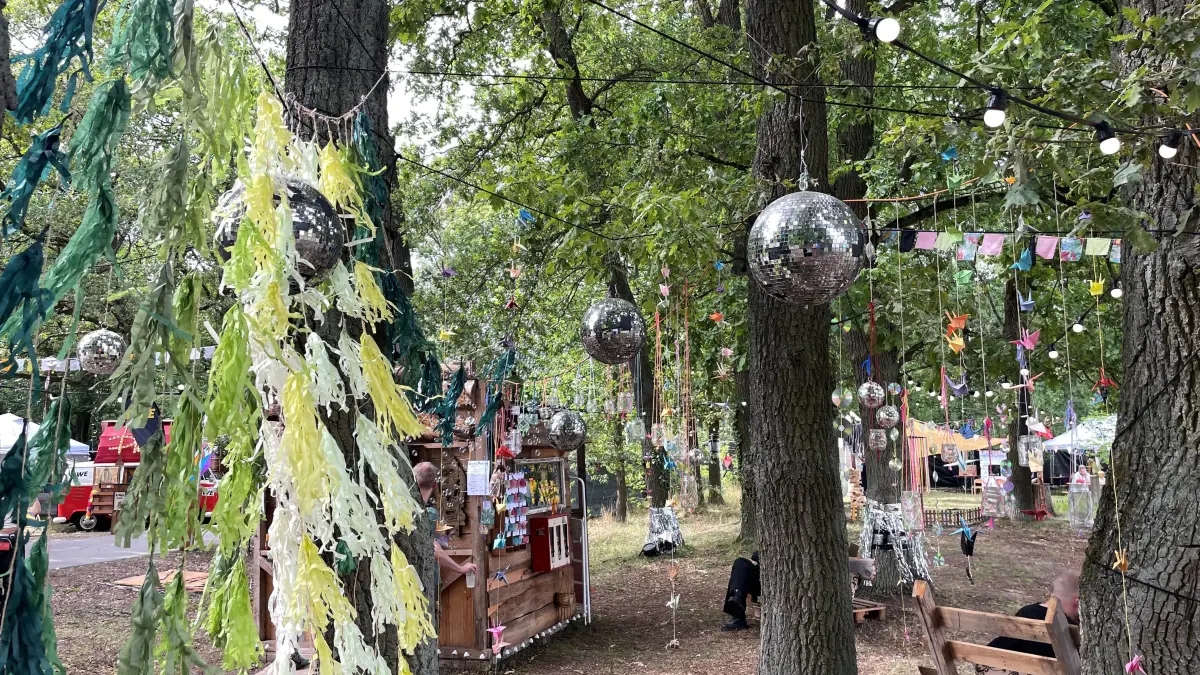 Der Sektgarten auf dem Bergfunk Open Air funkelt und glitzert. Bänke laden zum Verweilen ein.