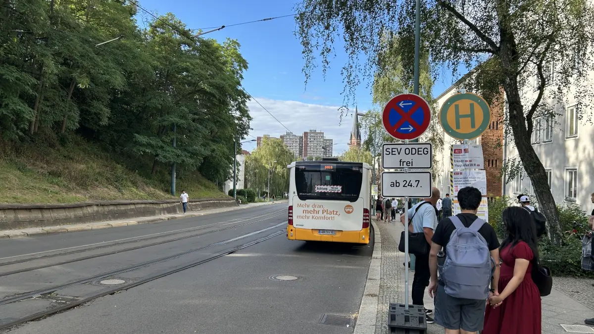 Wartende Pendler in der Bahnhofsstraße in Frankfurt (Oder): Eigentlich hätte der RE1-Express-Bus, der ohne Zwischenhalte nach Fürstenwalde fährt, längst abfahren sollen.
