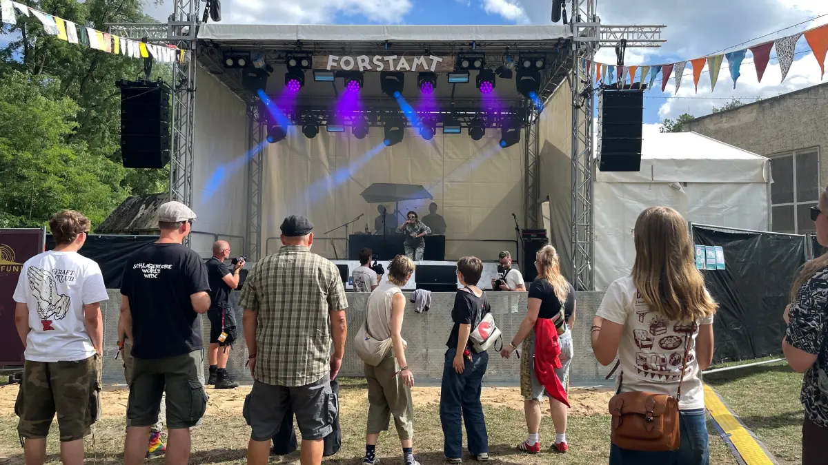 Mathilde End tritt auf dem Bergfunk Open Air in Königs Wusterhausen auf. Sie trägt einen Raumanzug.