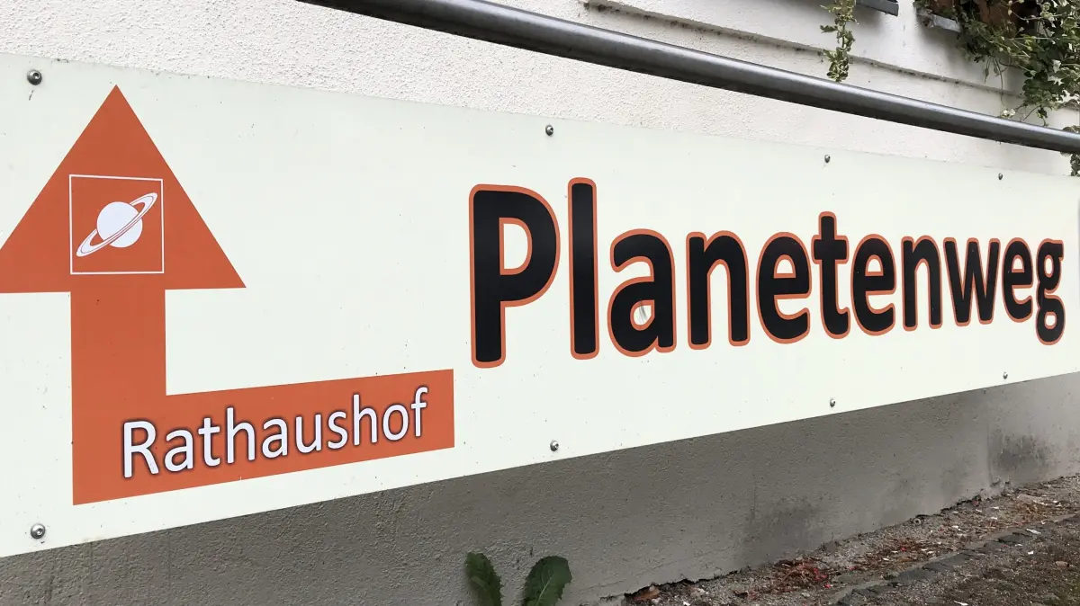 Müllrose. Markt. Hinweisschild auf den Planetenweg am Rathaus. 05.08.2026 Foto: Frank Groneberg