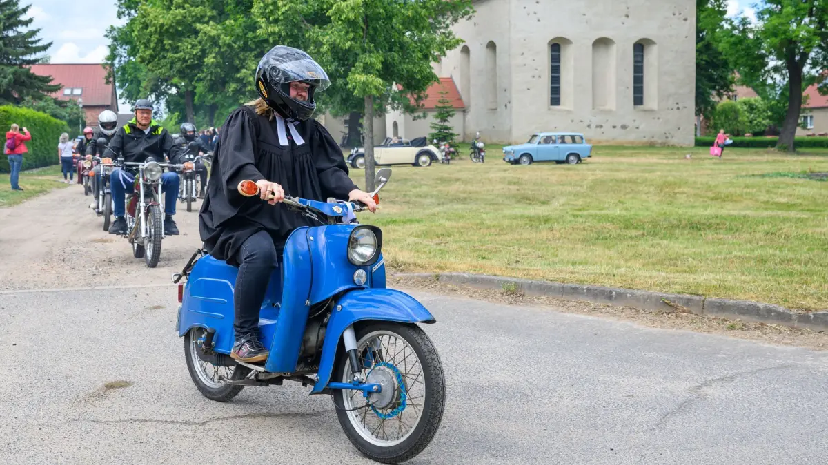 Gottesdienst für den Zweiradklassiker Simson: ARCHIV - 07.06.2026, Brandenburg, Frankfurt (Oder): Pfarrerin Susanne Noack fährt mit ihrem Moped vom Typ Schwalbe der Marke Simson nach dem Simson-Gottesdienst durch Hohenwalde, einem Ortsteil von Frankfurt (Oder). Der Simson-Gottesdienst ist ein bundesweit beachteter Motorradgottesdienst für DDR-Ostfahrzeuge. (zu dpa: «Simson als Vorbild: Ministerin will Tempo 60 für Mopeds») Foto: Patrick Pleul/dpa +++ dpa-Bildfunk +++