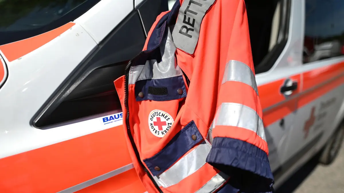 Rettungsdienst: ARCHIV - 01.06.2019, Baden-Württemberg, Freiburg: Eine Jacke eines Rettungssanitäters des Deutschen Roten Kreuzes hängt am Fenster eines Krankenwagens. (zu dpa: «Radfahrer mehrfach von Auto überrollt und schwer verletzt») Foto: Patrick Seeger/dpa +++ dpa-Bildfunk +++