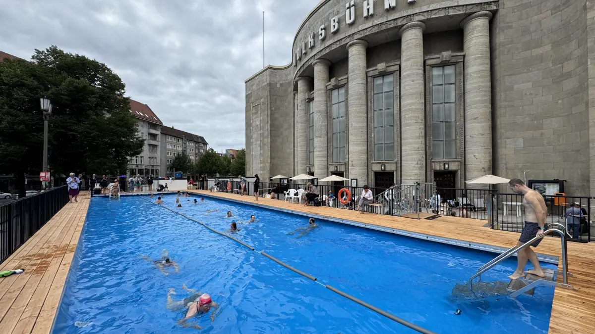 Das "Volksbad" an der Volksbühne Berlin am Eröffnungstag.