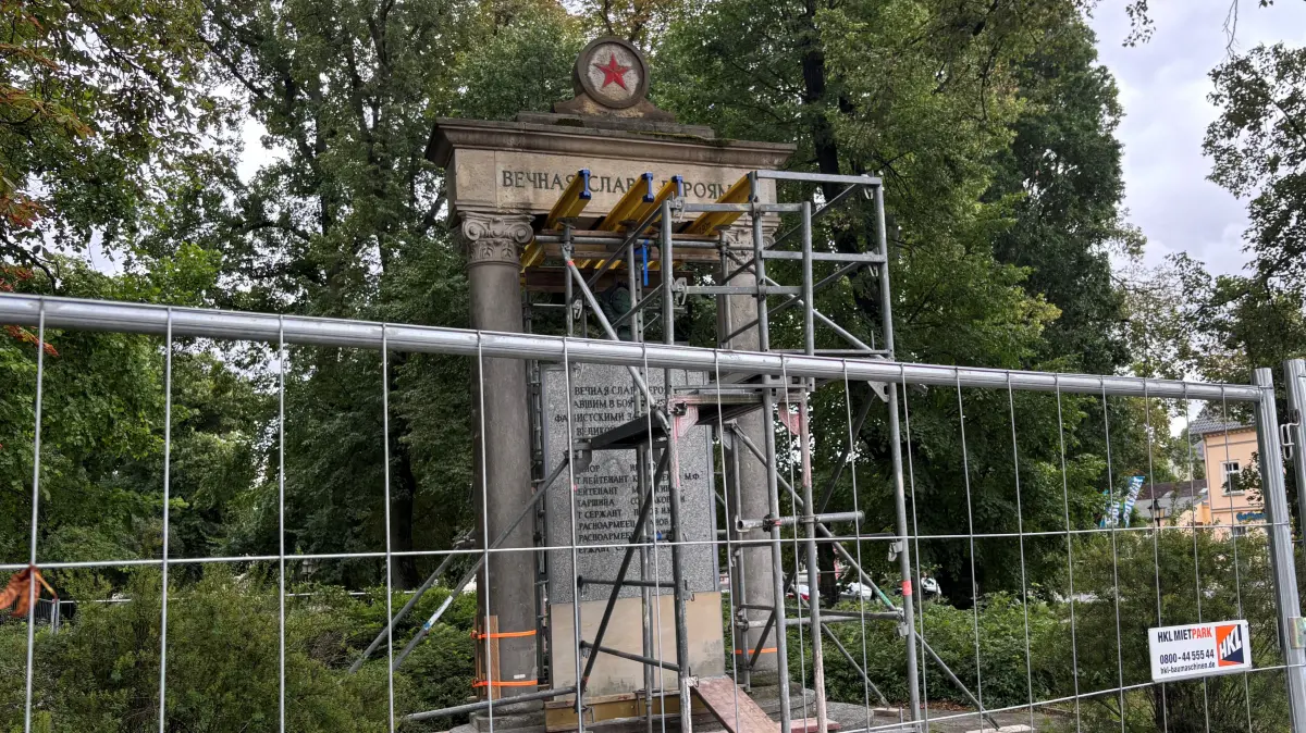 Betreten verboten! Das sowjetische Ehrenmal für gefallene Soldaten der Roten Armee im Friedenspark in Angermünde ist abgesperrt. Was passiert mit dem Denkmal aus DDR-Zeiten?