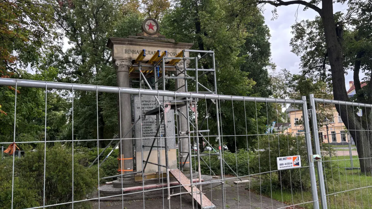 Betreten verboten! Das sowjetische Ehrenmal für gefallene Soldaten der Roten Armee im Friedenspark in Angermünde ist abgesperrt. Was passiert mit dem Denkmal aus DDR-Zeiten?